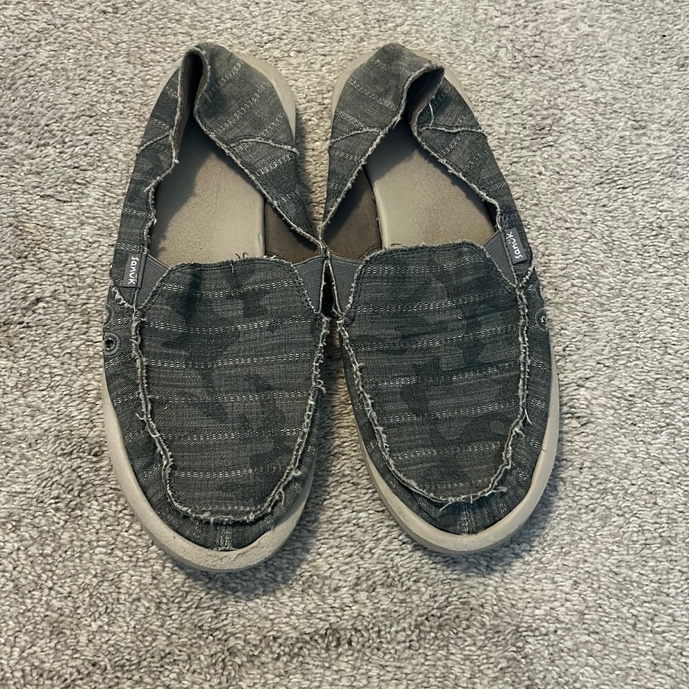 Size 9, Women’s Camouflage Sanuks